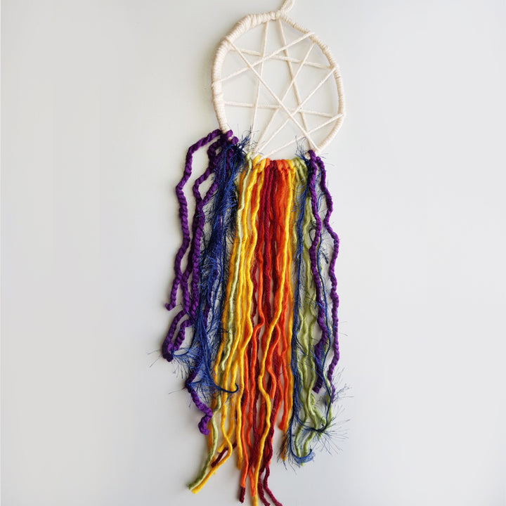 DIY dreamcatcher with yarn